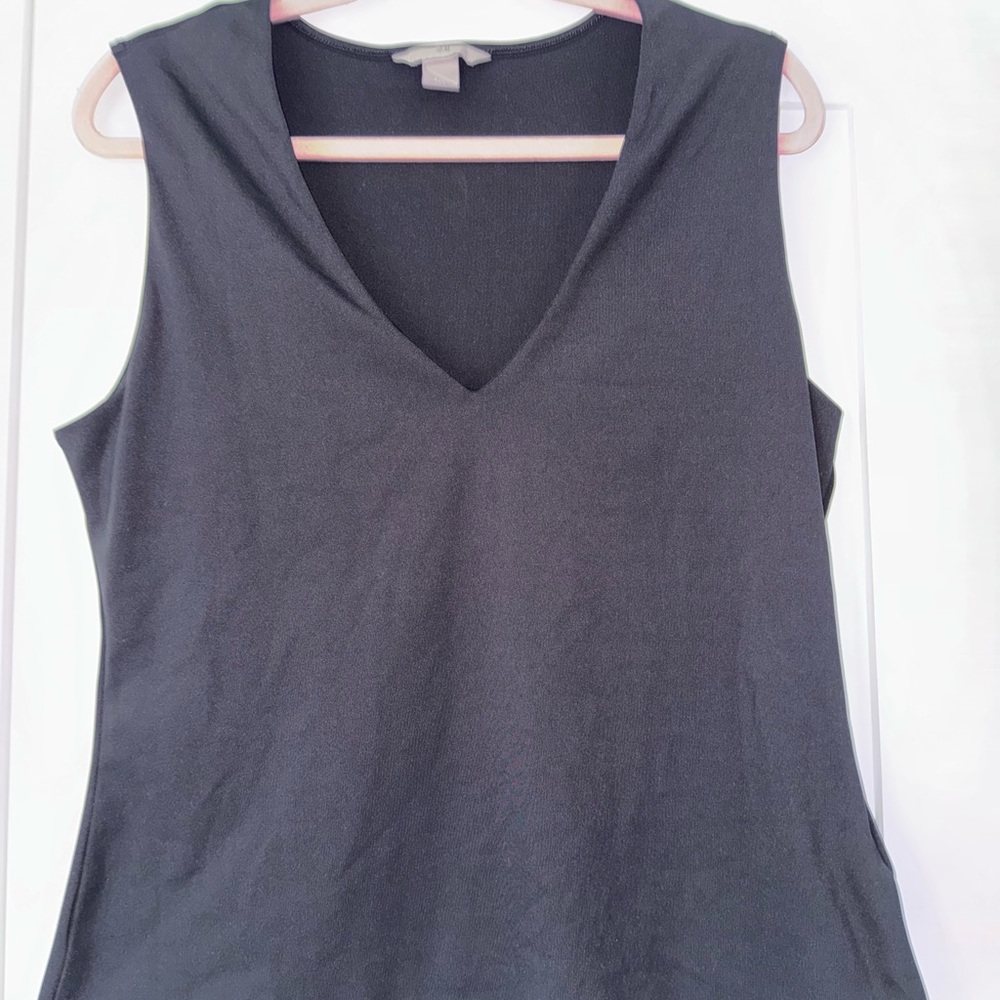 H&M black V-neck tank top